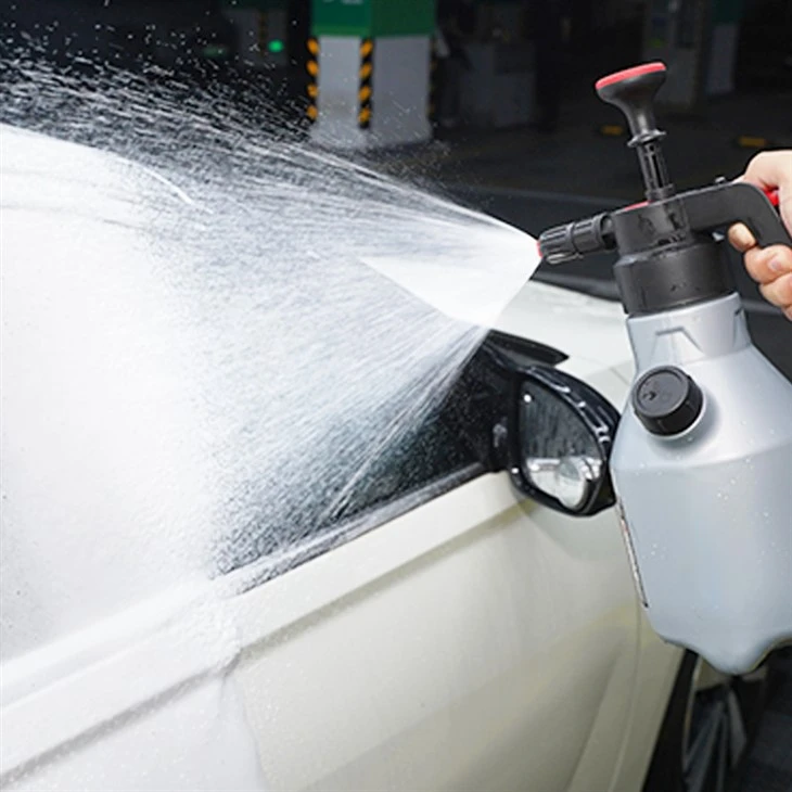 Butelka z pianką samochodową w sprayu